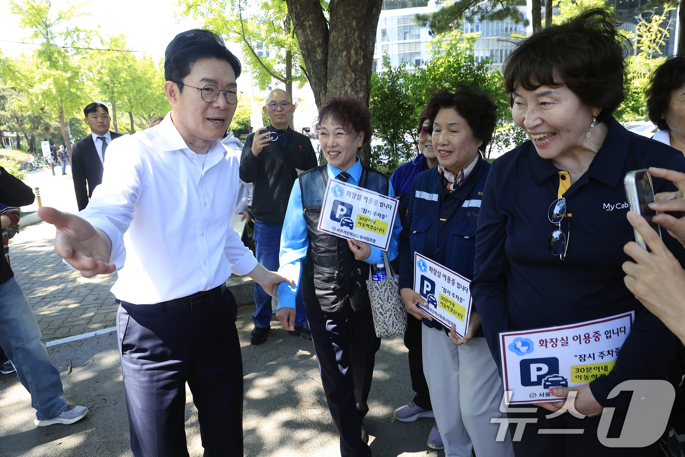 (서울=뉴스1) 박정호 기자 = 정원오 더불어민주당 서울시장 후보가 9일 오후 서울 영등포구 여의도공원에서 진행된 '찾아가는 서울 인(人)터뷰 4탄 택시운수종사자편'에서 참석자들과 …