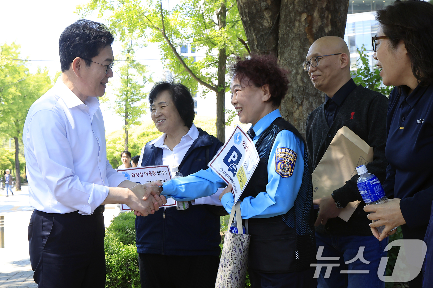 (서울=뉴스1) 박정호 기자 = 정원오 더불어민주당 서울시장 후보가 9일 오후 서울 영등포구 여의도공원에서 진행된 '찾아가는 서울 인(人)터뷰 4탄 택시운수종사자편'에서 참석자들과 …