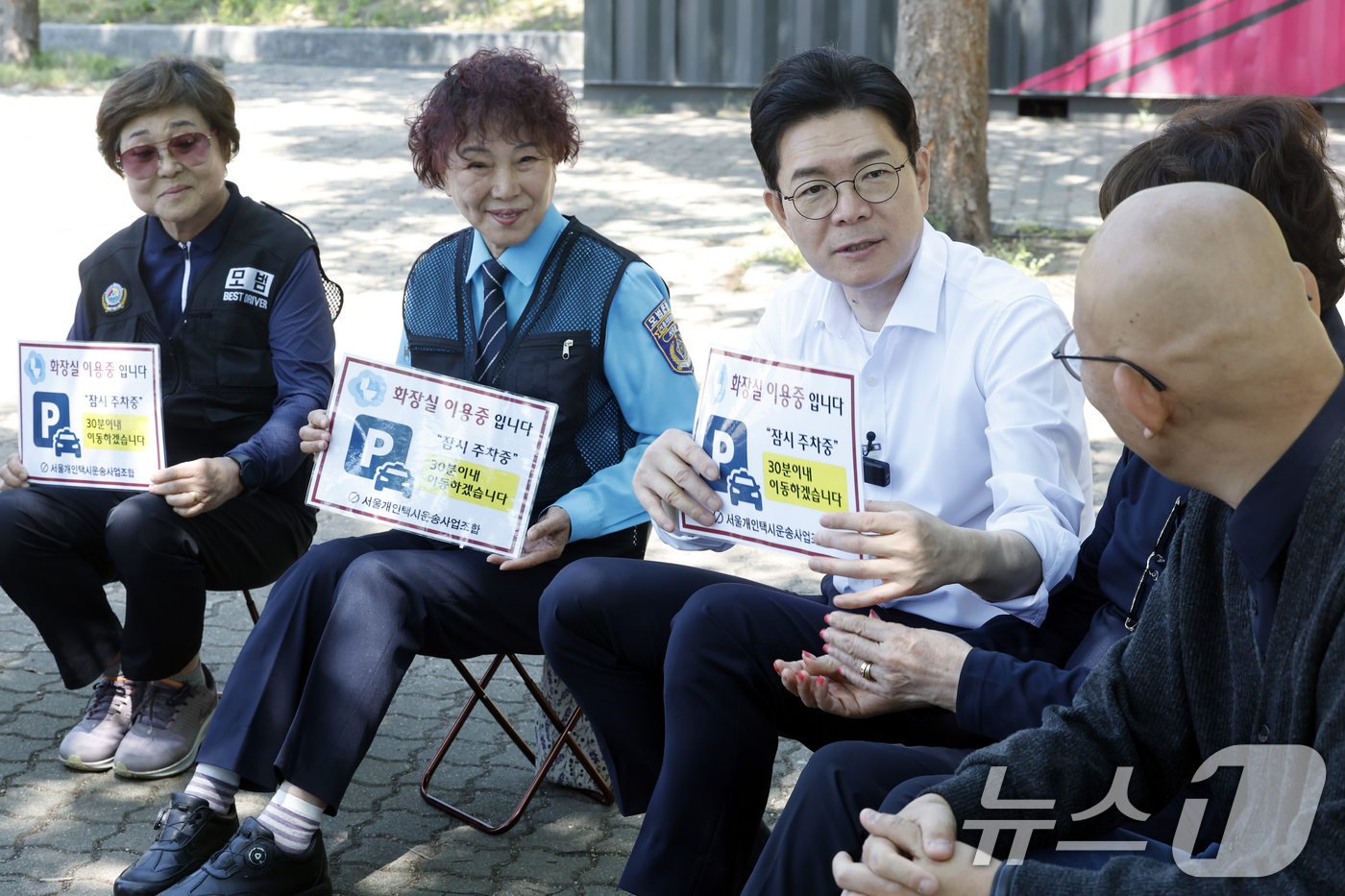 (서울=뉴스1) 박정호 기자 = 정원오 더불어민주당 서울시장 후보가 9일 오후 서울 영등포구 여의도공원에서 진행된 '찾아가는 서울 인(人)터뷰 4탄 택시운수종사자편'에서 참석자들과 …