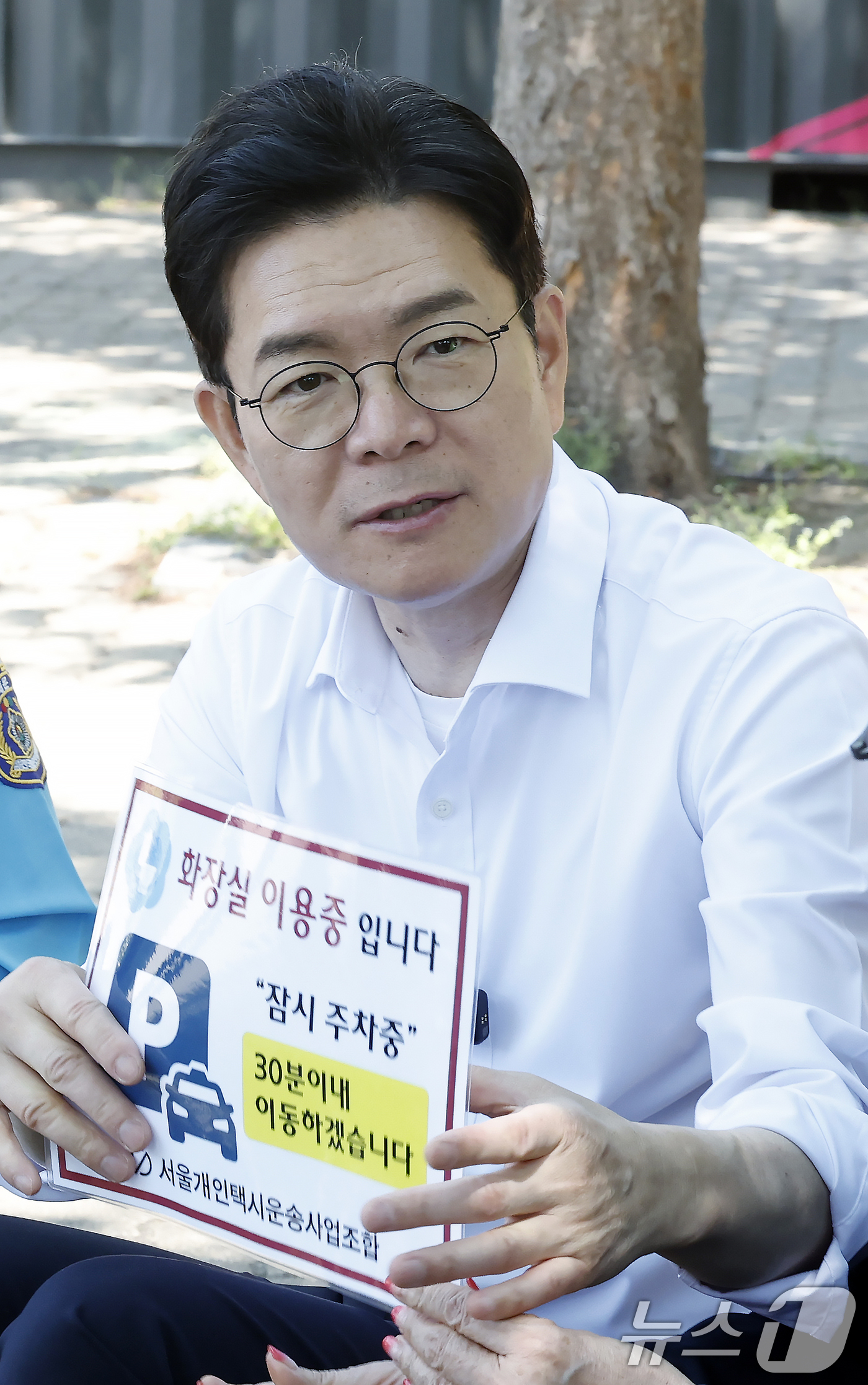(서울=뉴스1) 박정호 기자 = 정원오 더불어민주당 서울시장 후보가 9일 오후 서울 영등포구 여의도공원에서 진행된 '찾아가는 서울 인(人)터뷰 4탄 택시운수종사자편'에서 참석자들과 …