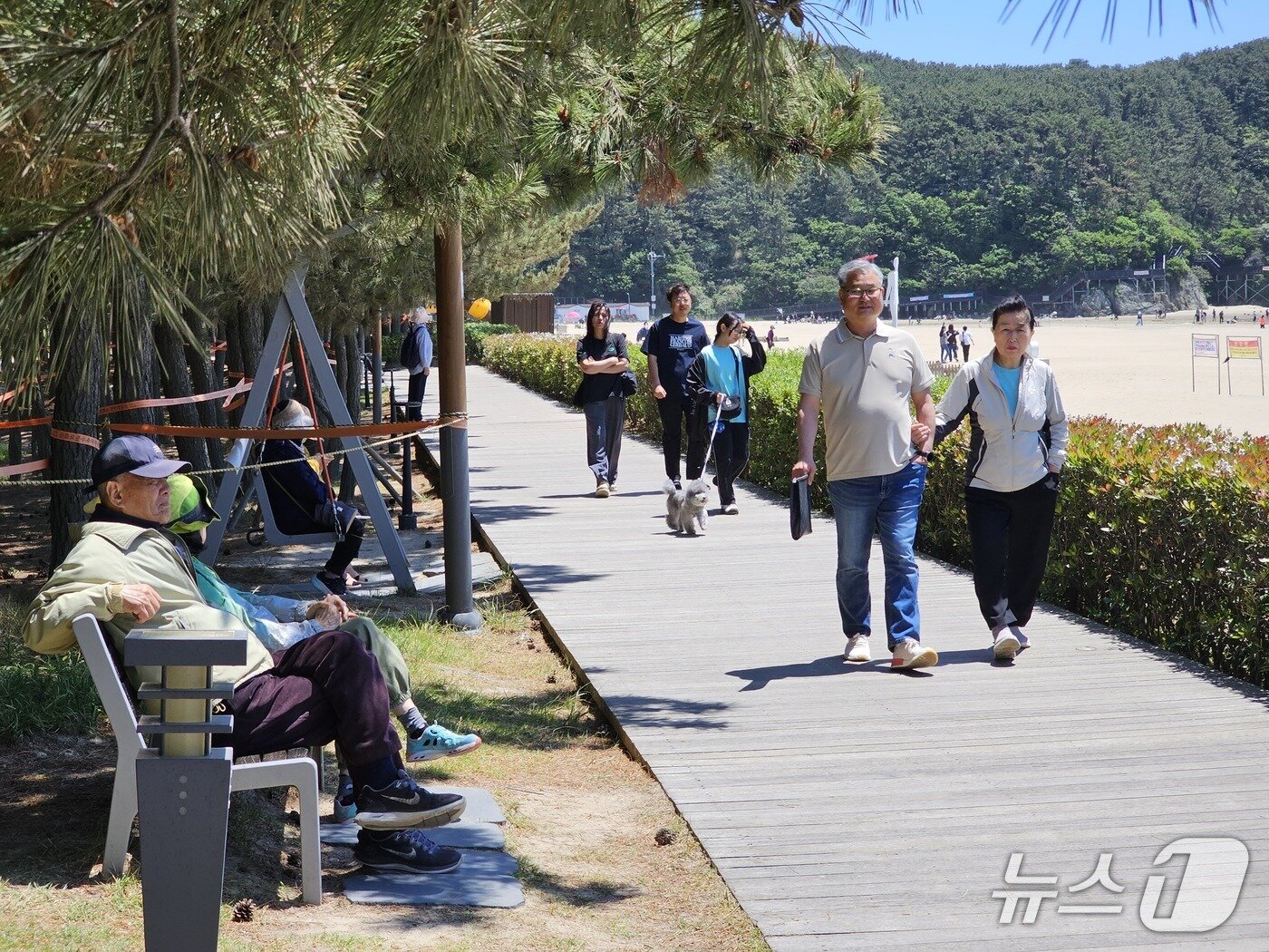 본문 이미지 - 9일 오후 부산 다대포 해수욕장을 찾은 시민들이 산책을 즐기고 있다. 2026.5.9 ⓒ 뉴스1 박민석 기자