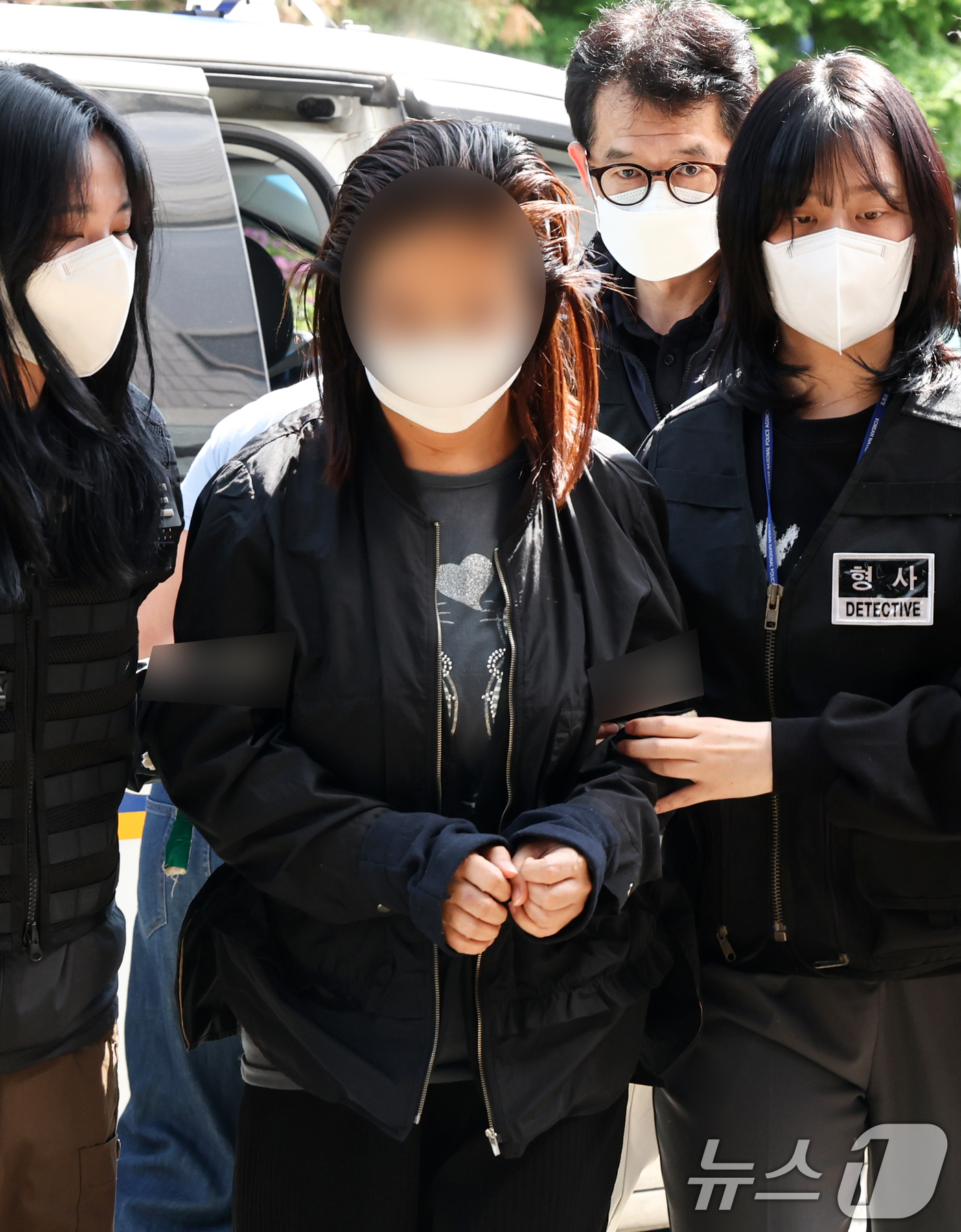 (부천=뉴스1) 최지환 기자 = 약물을 탄 술로 남편을 살해하려 한 태권도장 직원 40대 여성 B 씨가 9일 오후 경기 부천시 인천지방법원 부천지원에서 열린 구속 전 피의자 심문( …