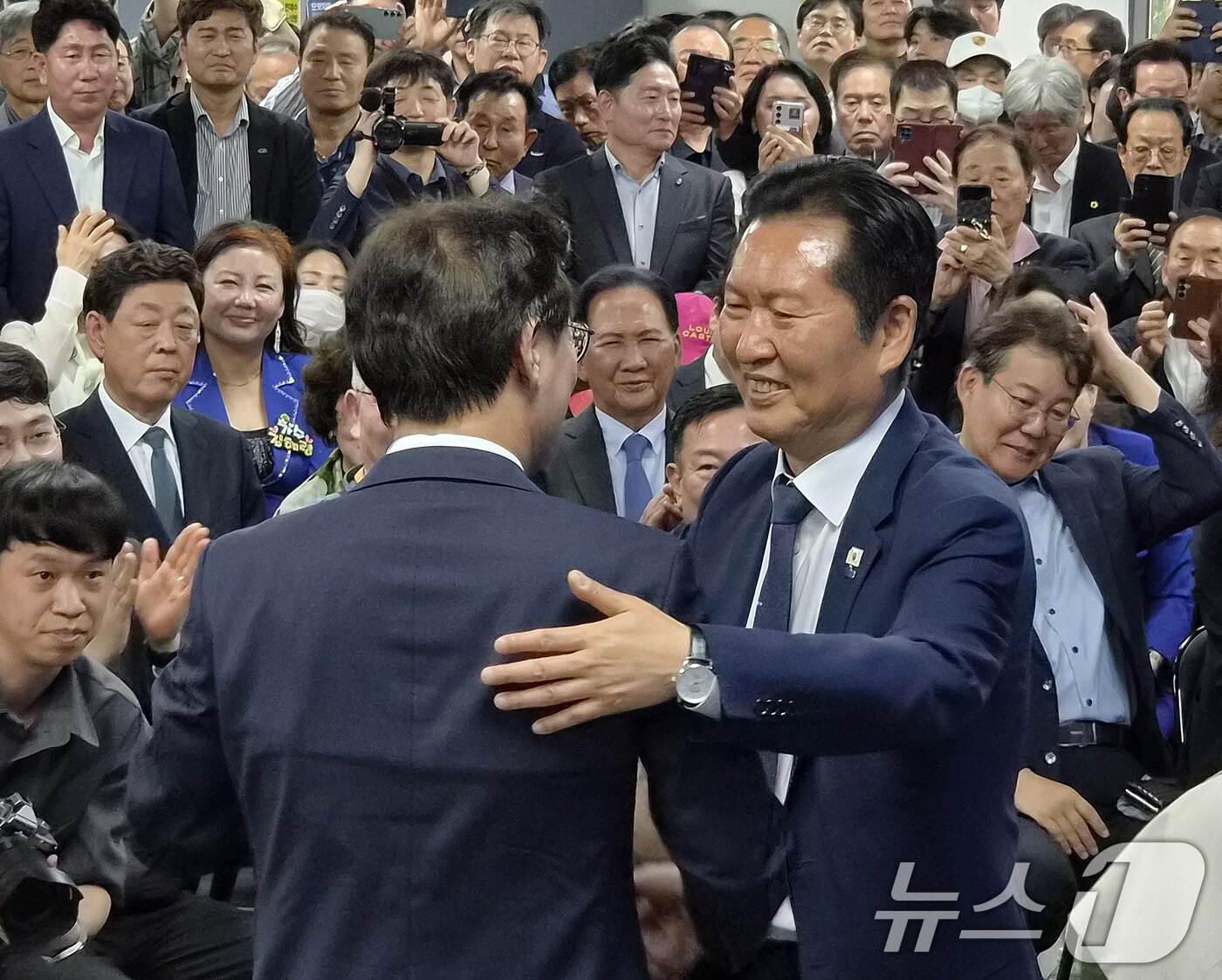 본문 이미지 - 정청래 더불어민주당 대표와 전재수 부산시장 후보가 9일 오후 부산 부산진구에서 열린 전재수 후보 선거사무소 개소식에서 인사를 나누고 있다. 2026.5.9 ⓒ 뉴스1 임순택 기자