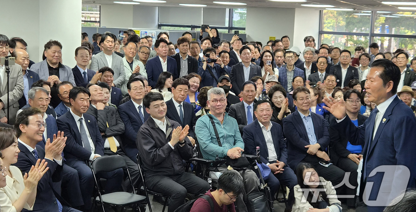 (부산=뉴스1) 임순택 기자 = 정청래 더불어민주당 대표가 9일 오후 부산 부산진구에서 열린 전재수 부산시장 후보 선거사무소 개소식에서 발언하고 있다. 2026.5.9/뉴스1