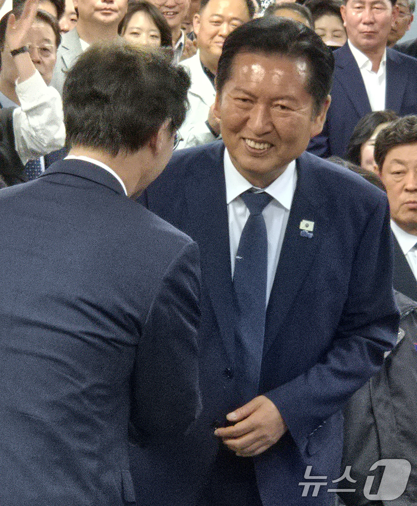 (부산=뉴스1) 임순택 기자 = 정청래 더불어민주당 대표와 전재수 부산시장 후보가 9일 오후 부산 부산진구에서 열린 전재수 후보 선거사무소 개소식에서 인사를 나누고 있다. 2026 …