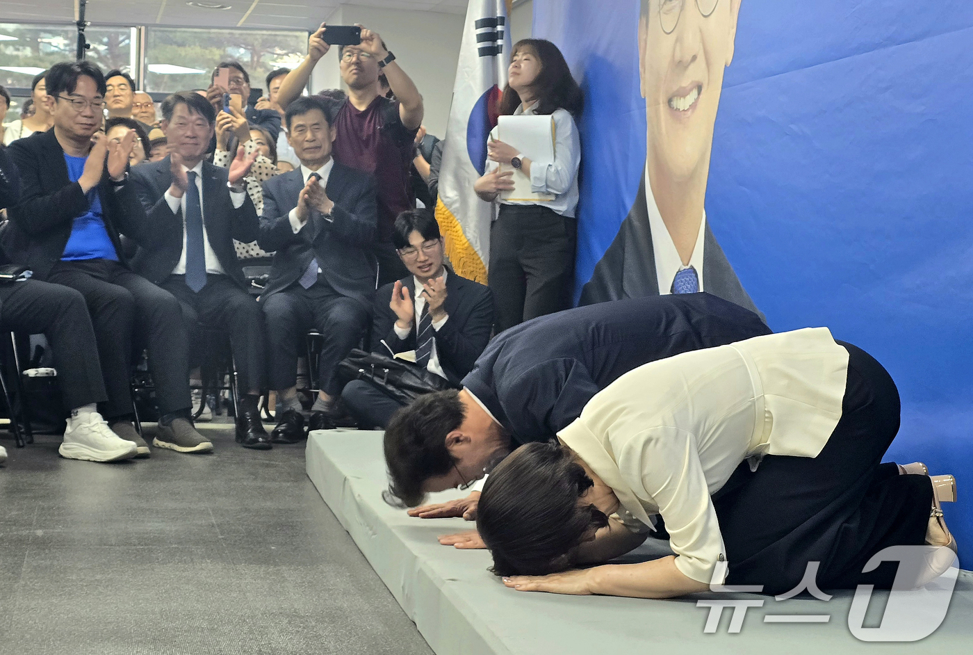 (부산=뉴스1) 임순택 기자 = 전재수 더불어민주당 후보 내외가 9일 오후 부산 부산진구에서 열린 선거사무소 개소식에서 큰절을 하고 있다. 2026.5.9/뉴스1