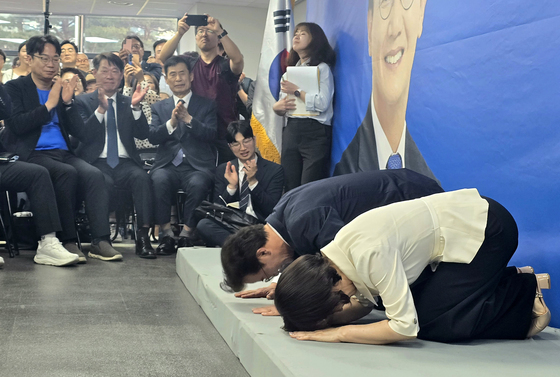 큰절하는 전재수 부산시장 후보 내외
