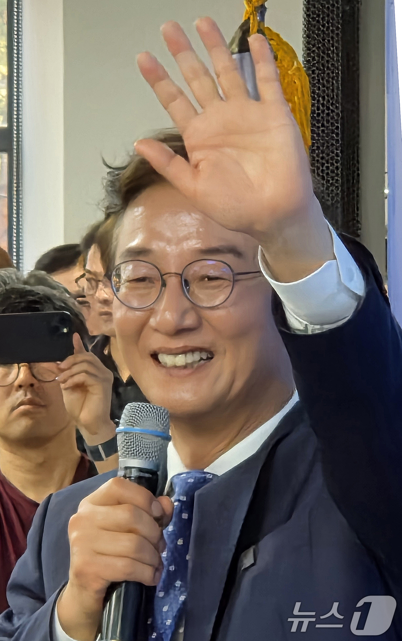 (부산=뉴스1) 임순택 기자 = 전재수 더불어민주당 부산시장 후보가 9일 오후 부산 부산진구에서 열린 선거사무소 개소식에서 발언하며 손을 흔들고 있다. 2026.5.9/뉴스1