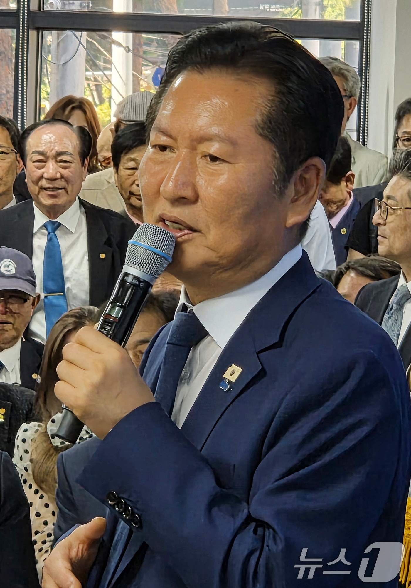 (부산=뉴스1) 임순택 기자 = 정청래 더불어민주당 대표가 9일 오후 부산 부산진구에서 열린 전재수 부산시장 후보 선거사무소 개소식에서 발언하고 있다. 2026.5.9/뉴스1