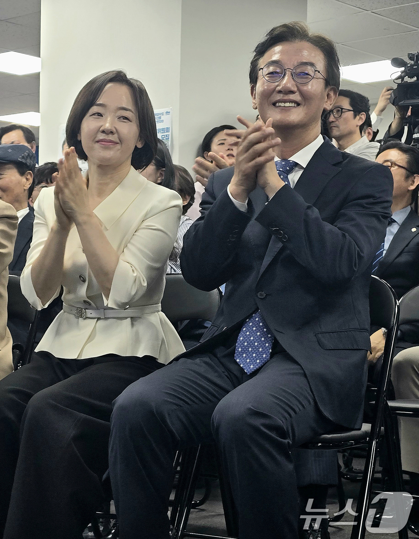 (부산=뉴스1) 이주현 기자 = 전재수 더불어민주당 후보 내외가 9일 오후 부산 부산진구에서 열린 선거사무소 개소식에서 손뼉을 치고 있다. 2026.5.9/뉴스1