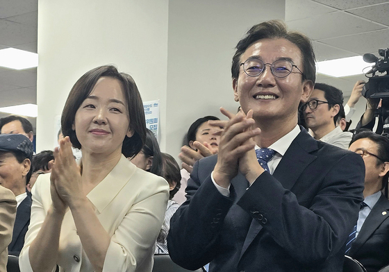 손뼉 치는 전재수 부산시장 후보 내외