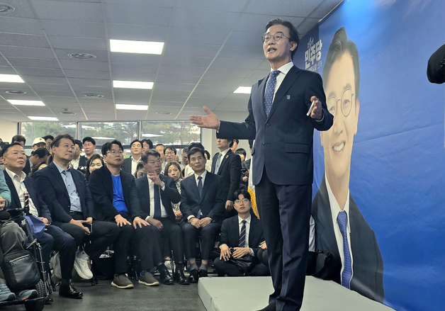 개소식 참석자들에게 인사말 하는 전재수