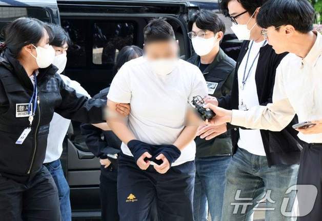 '남편 살인미수' 태권도장 직원·관장 구속심사 출석…고개 숙인 채 묵묵부답