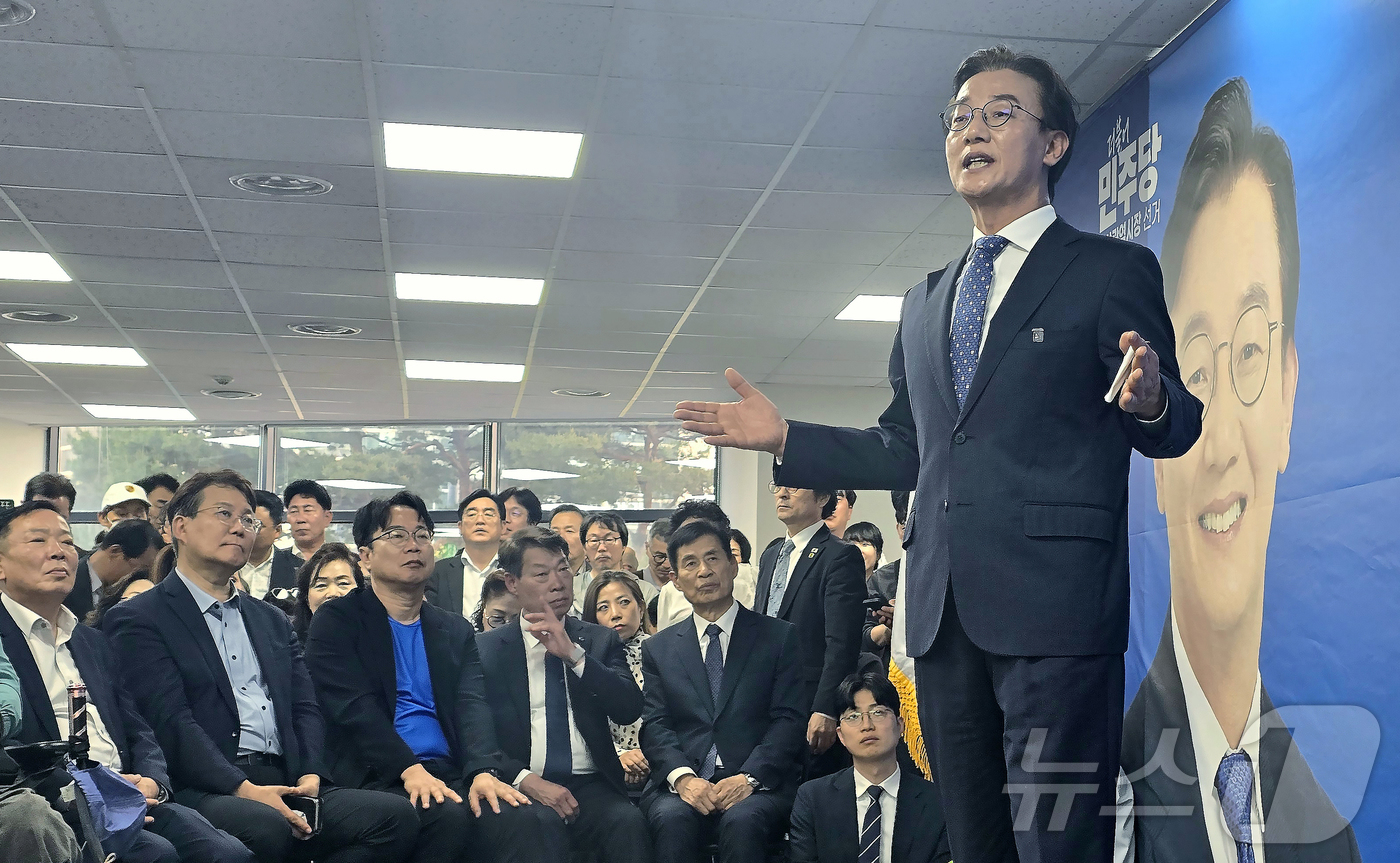 (부산=뉴스1) 이주현 기자 = 전재수 더불어민주당 부산시장 후보가 9일 부산 부산진구에서 열린 선거사무소 개소식에서 인사말을 하고 있다. 2026.5.9/뉴스1
