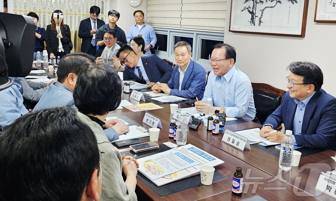 (대구=뉴스1) 남승렬 기자 = 김부겸 더불어민주당 대구시장 예비후보가 9일 오후 대구 중구 대신동 서문시장상인연합회를 찾아 전통시장 활성화 방안을 청취하고 있다. 2026.5.9 …