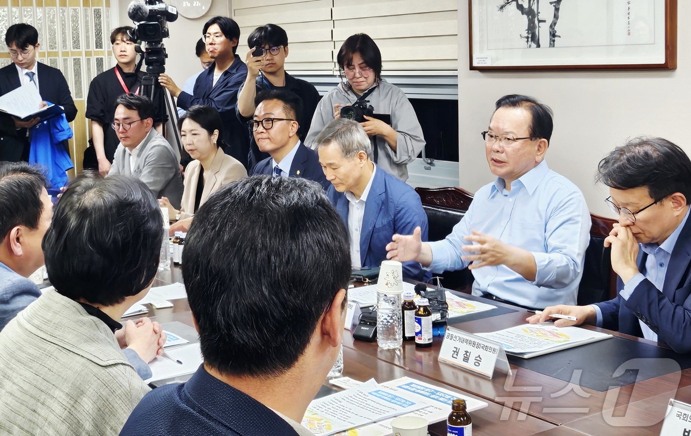 (대구=뉴스1) 남승렬 기자 = 김부겸 더불어민주당 대구시장 예비후보가 9일 오후 대구 중구 대신동 서문시장상인연합회를 찾아 전통시장 활성화 방안을 청취하고 있다. 2026.5.9 …