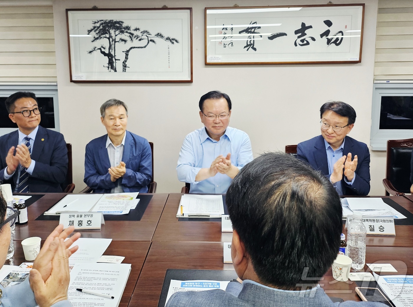 (대구=뉴스1) 남승렬 기자 = 김부겸 더불어민주당 대구시장 예비후보가 9일 오후 대구 중구 대신동 서문시장상인연합회를 찾아 전통시장 활성화 방안을 청취하고 있다. 2026.5.9 …