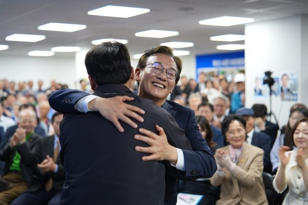 전재수 선거캠프 개소식…"시민 열정 모아 해양수도 향해 나아갈 것"