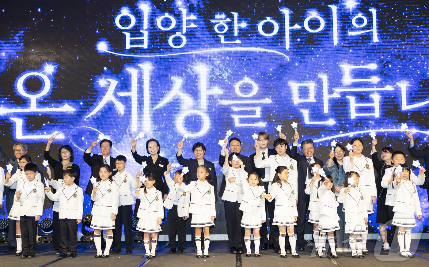 (서울=뉴스1) = 정은경 보건복지부 장관이 9일 서울 용산구 드래곤시티호텔에서 열린 제21회 입양의날 기념식에서 참석자들과 기념 촬영을 하고 있다. (보건복지부 제공. 재판매 및 …