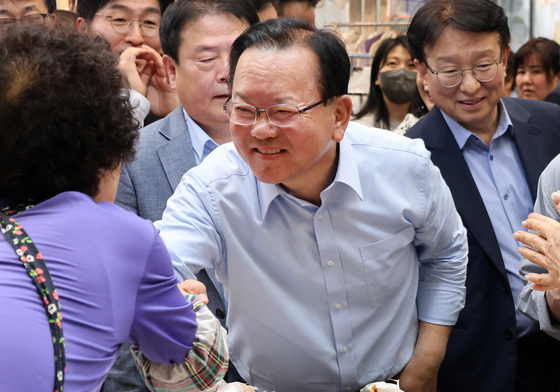 서문시장·동성로 누빈 김부겸·추경호…대구 민심 잡기 '맞불'(종합)