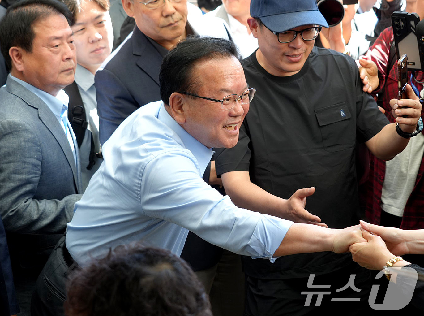 (대구=뉴스1) 공정식 기자 = 김부겸 더불어민주당 대구시장 후보가 9일 오후 대구 중구 서문시장을 찾아 시민과 인사 나누고 있다. (김부겸 캠프 제공. 재판매 및 DB 금지) 2 …