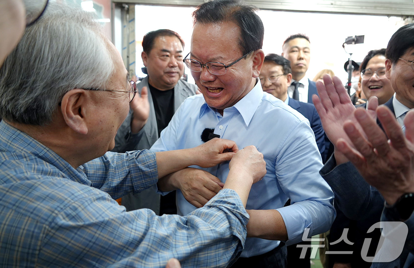 (대구=뉴스1) 공정식 기자 = 김부겸 더불어민주당 대구시장 후보가 9일 오후 대구 중구 서문시장을 찾아 시민과 인사 나누고 있다. (김부겸 캠프 제공. 재판매 및 DB 금지) 2 …