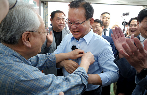 대구 서문시장 찾은 김부겸 후보