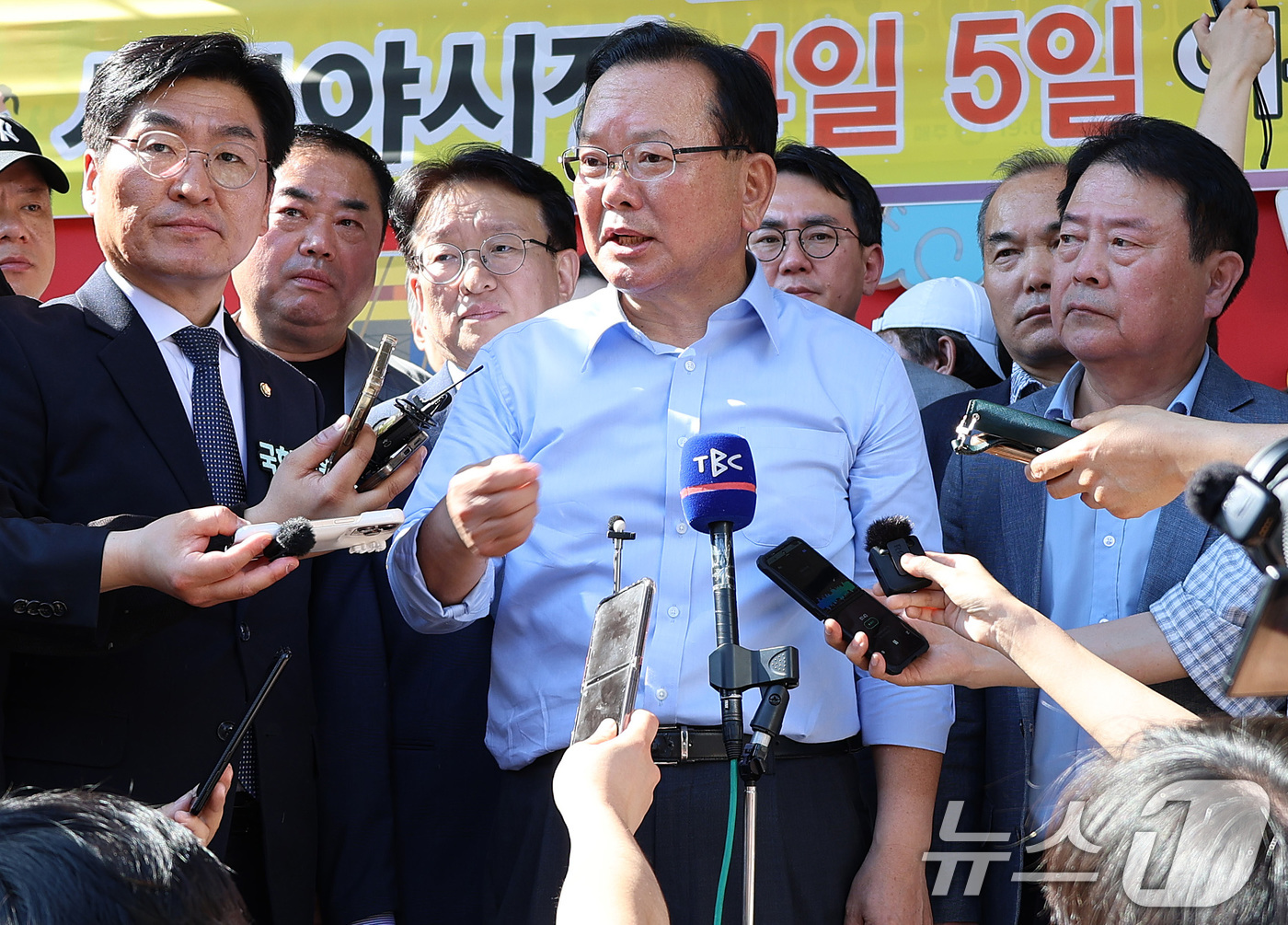 (대구=뉴스1) 공정식 기자 = 김부겸 더불어민주당 대구시장 후보가 9일 오후 대구 중구 서문시장을 찾아 시민과 인사 나눈 뒤 취재진 질문에 답하고 있다. (김부겸 캠프 제공. 재 …