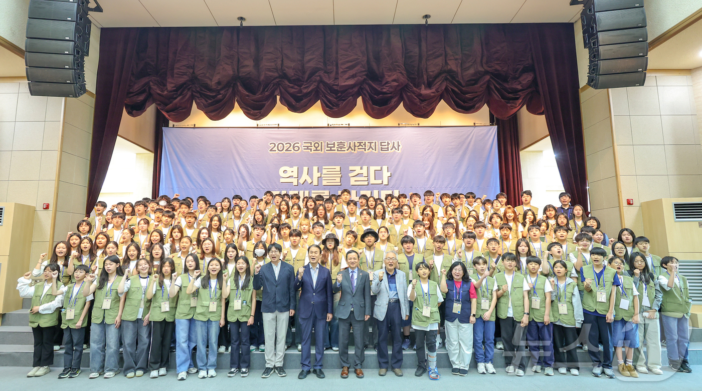 (서울=뉴스1) = 권오을 국가보훈부 장관과 다이빙 주한중국대사를 비롯한 참석자들이 9일 오후 서울 동작구 국립서울현충원에서 열린 2026년 국외보훈사적지 답사 발대식에서 기념 촬 …