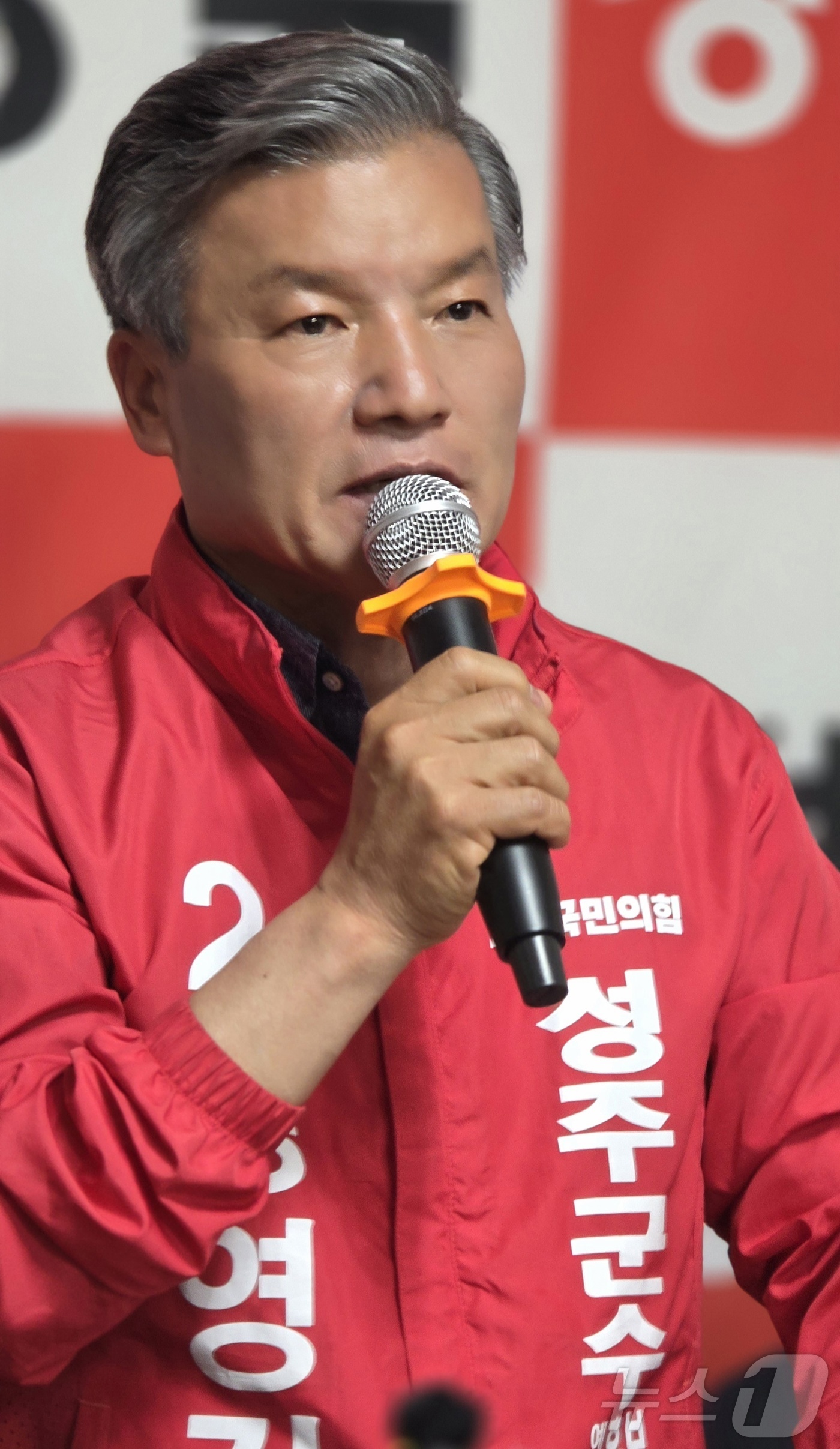 (성주=뉴스1) 정우용 기자 = 정영길 국민의힘 성주군수 예비후보가 9일 선거사무실 개소식에서 출마의 변을 밝히고 있다. (정영길 예비후보 캠프 제공. 재판매 및 DB금지) 202 …