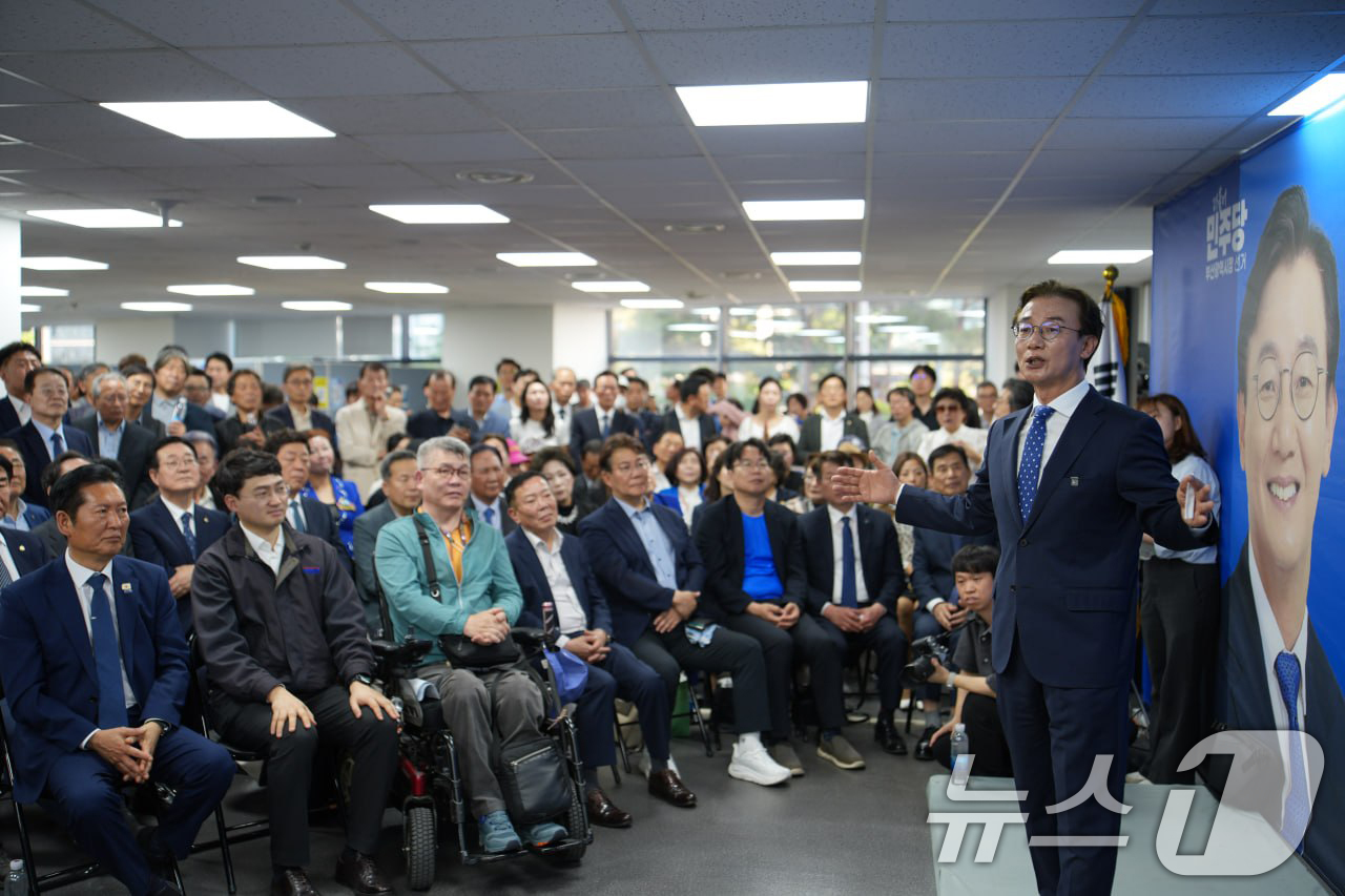 (부산=뉴스1) 윤일지 기자 = 전재수 더불어민주당 부산시장 후보가 9일 오후 부산 부산진구에서 열린 선거사무소 개소식에서 발언을 하고 있다. (전재수 후보 캠프 제공. 재판매 및 …