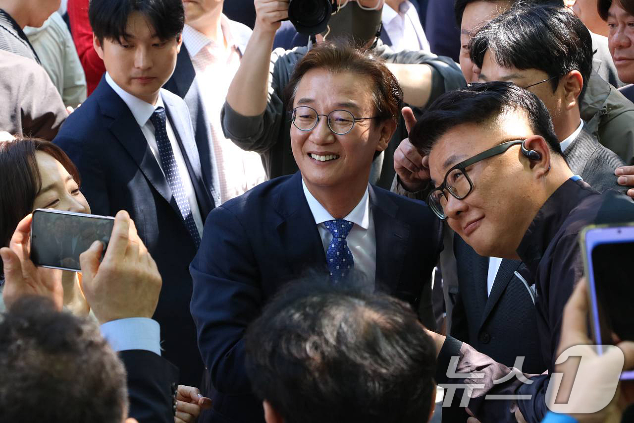 (부산=뉴스1) 윤일지 기자 = 전재수 더불어민주당 부산시장 후보가 9일 오후 부산 부산진구에서 열린 선거사무소 개소식에서 참석자들과 인사하고 있다. (전재수 후보 캠프 제공. 재 …