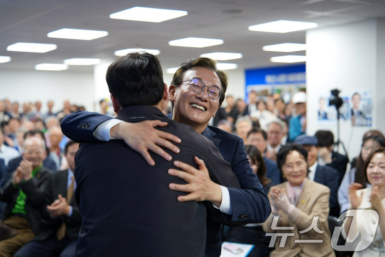 (부산=뉴스1) 윤일지 기자 = 전재수 더불어민주당 부산시장 후보가 9일 오후 부산 부산진구에서 열린 선거사무소 개소식에서 참석자와 포옹하고 있다. (전재수 후보 캠프 제공. 재판 …