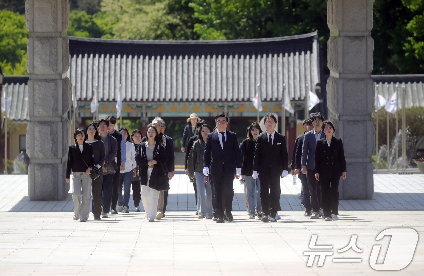 (광주=뉴스1) 이수민 기자 = 박진표 광주전남기자협회장을 비롯한 한국기자협회 소속 기자들이 8일 오전 광주 북구 국립 5·18민주묘지를 참배하고 있다. (광주전남기자협회 제공. …