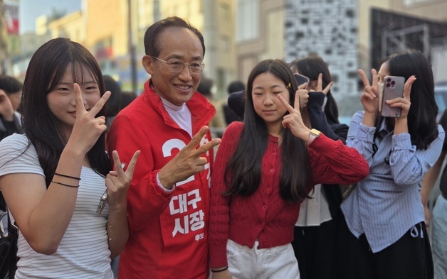 동성로 찾은 추경호, 젊은층·가족 단위 시민 만나 지지호소
