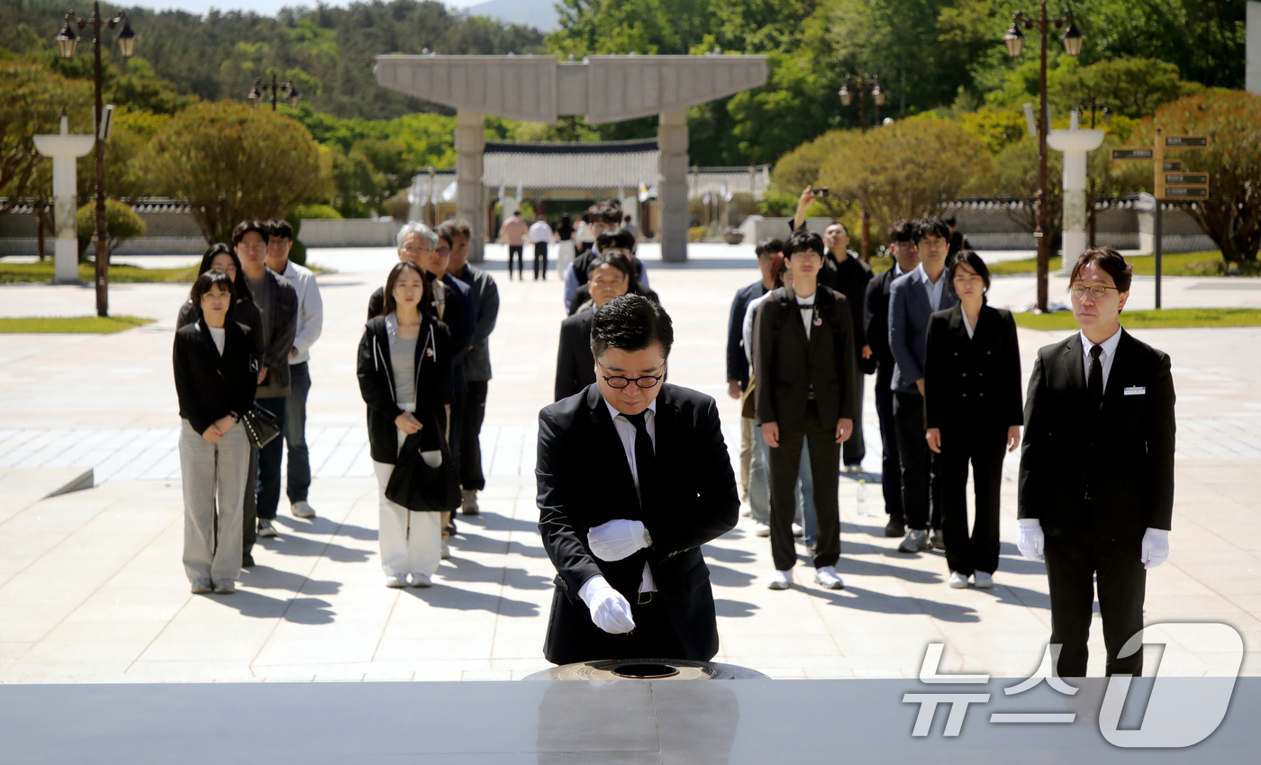 (광주=뉴스1) 이수민 기자 = 박진표 광주전남기자협회장을 비롯한 한국기자협회 소속 기자들이 8일 오전 광주 북구 국립 5·18민주묘지를 참배하고 있다. (광주전남기자협회 제공. …