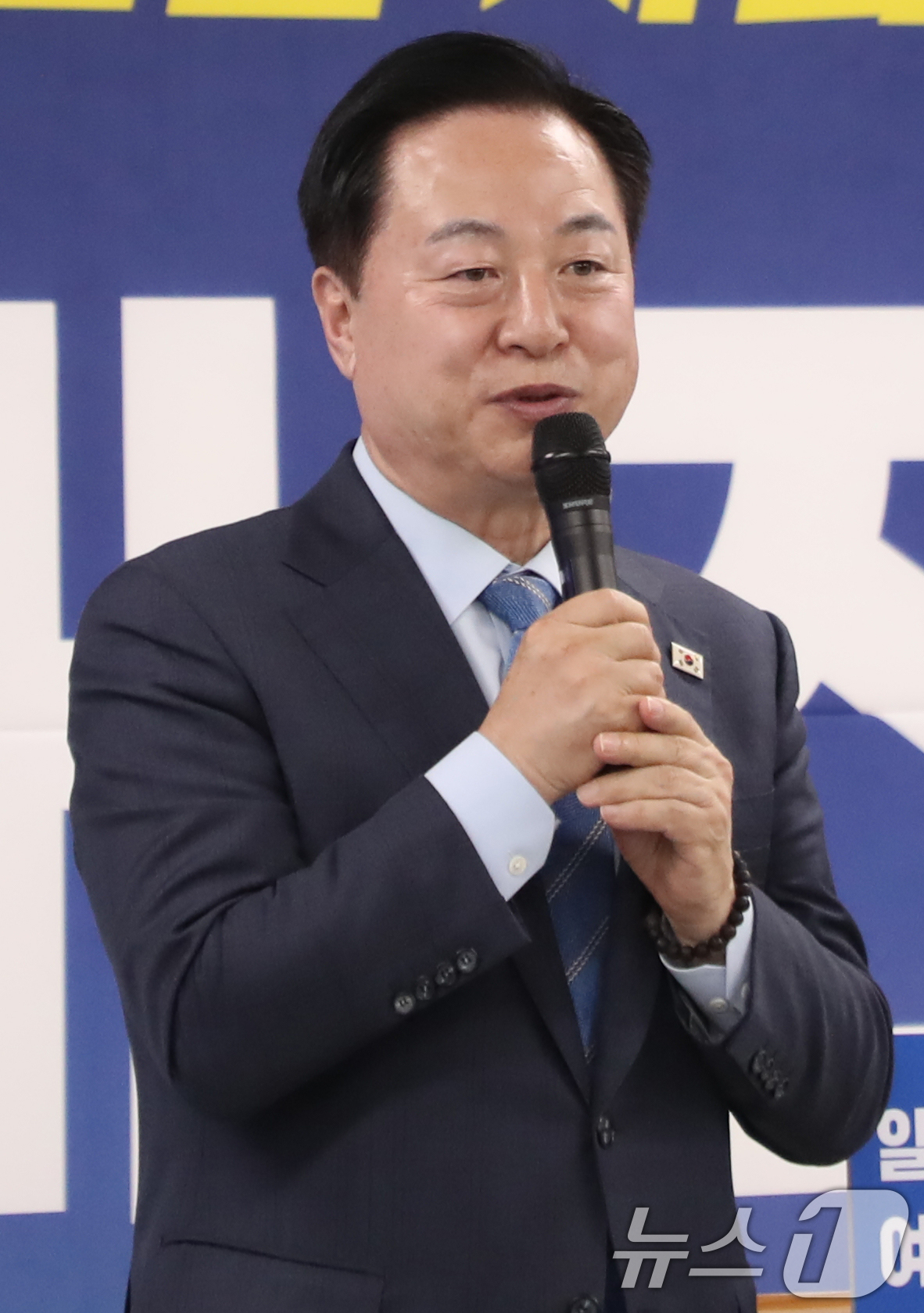(울산=뉴스1) 조민주 기자 = 더불어민주당 김두관 전 경남도지사가 9일 전태진 울산 남구갑 국회의원 보궐선거 후보 선거사무소 개소식에 참석해 인사를 하고 있다. 2026.5.9/ …