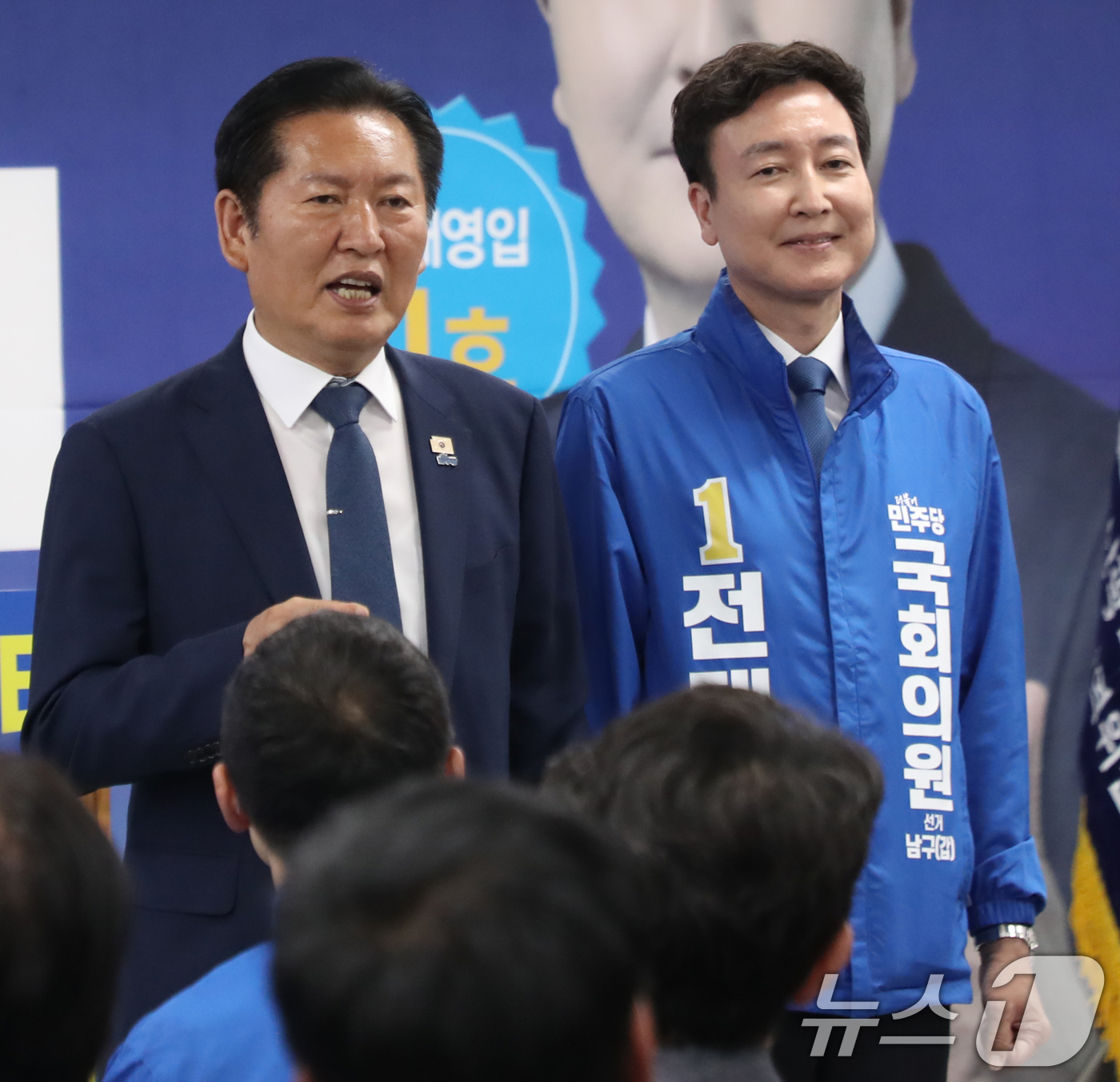 (울산=뉴스1) 조민주 기자 = 정청래 더불어민주당 대표가 9일 전태진 울산 남구갑 국회의원 보궐선거 후보 선거사무소 개소식에 참석해 인사를 하고 있다. 2026.5.9/뉴스1