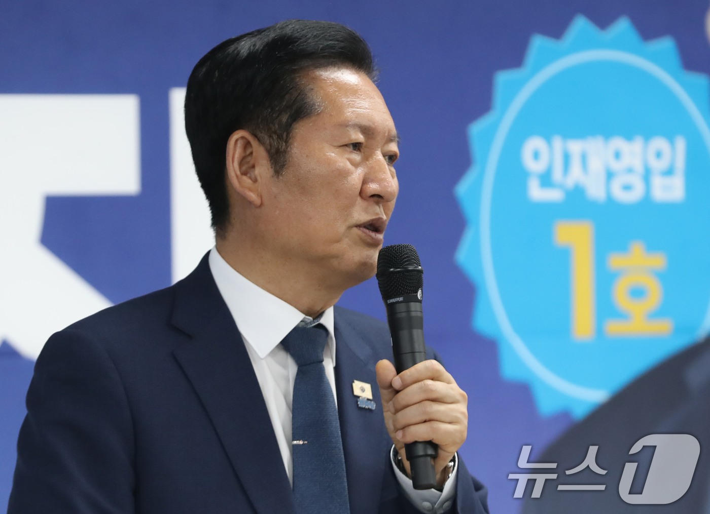 (울산=뉴스1) 조민주 기자 = 정청래 더불어민주당 대표가 9일 전태진 울산 남구갑 국회의원 보궐선거 후보 선거사무소 개소식에 참석해 인사를 하고 있다. 2026.5.9/뉴스1