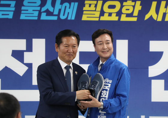 운동화 전달 받는 전태진