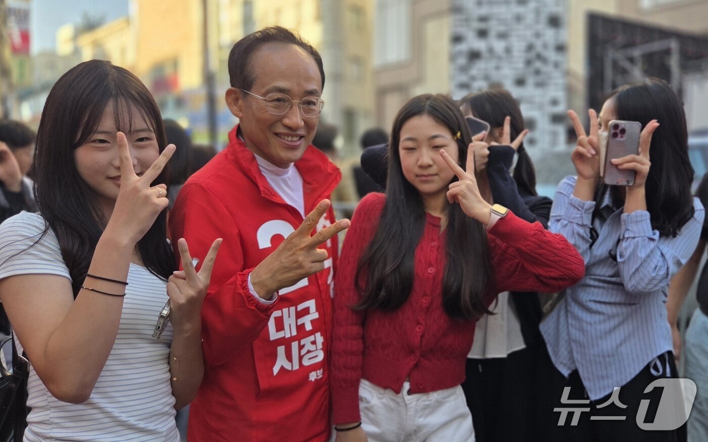 본문 이미지 - 추경호 국민의힘 대구시당 예비후보가 9일 대구 중구 동성로축제 현장에서 시민들과 사진을 찍으며 인사를 나누고 있다.2026.5.9 ⓒ 뉴스1 이성덕 기자