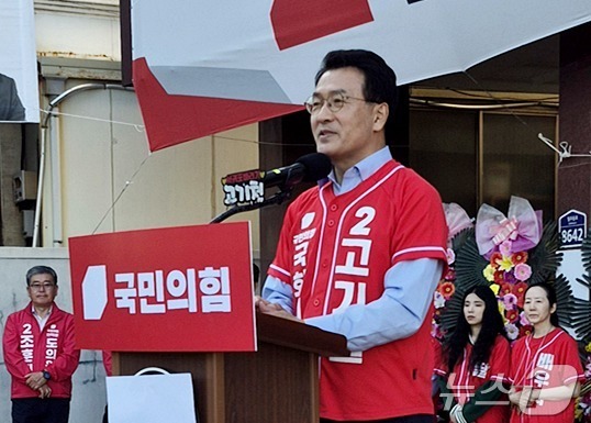 (제주=뉴스1) 홍수영 기자 = 서귀포시 국회의원 보궐선거에 나선 고기철 국민의힘 예비후보가 9일 오후 서귀포시 일주동로에서 선거사무소 개소식에서 공식 출마선언을 하고 있다. (고 …