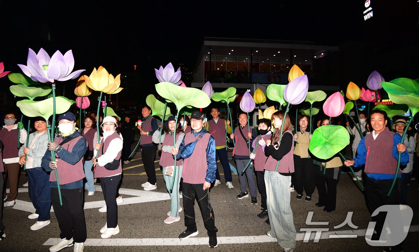 본문 이미지 - 경북 포항사암연합회가 9일 불기 2570(2026)년 부처님오신날을 앞두고 영일대해수욕장에서 제등 행렬을 펼치고 있다. 2026.5.9 ⓒ 뉴스1 최창호 기자