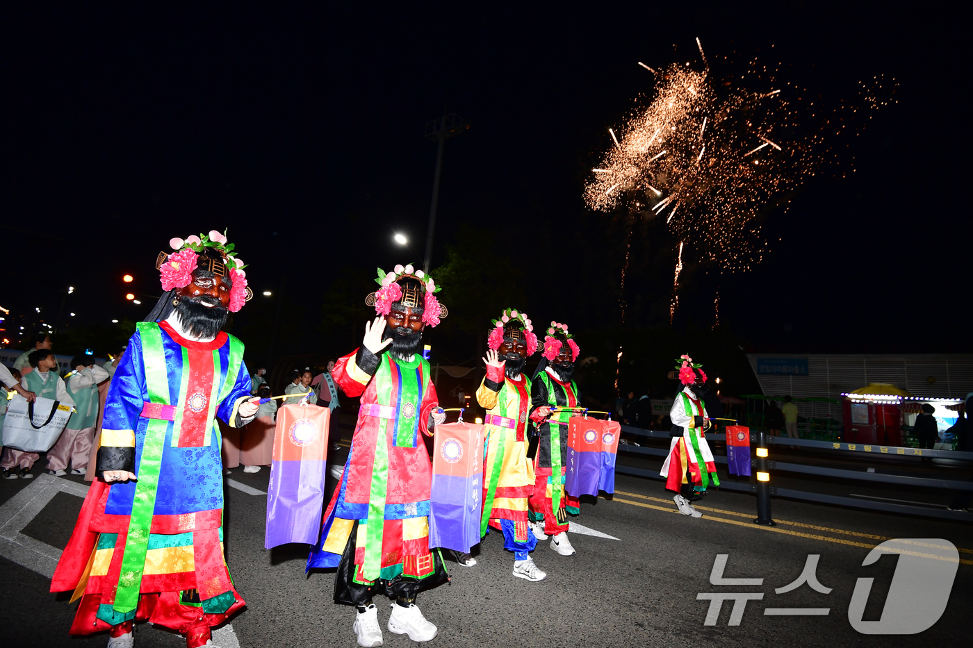 (포항=뉴스1) 최창호 기자 = 경북 포항사암연합회가 9일 불기 2570(2026)년 부처님오신날을 앞두고 영일대해수욕장에서 제등 행렬을 펼치고 있다. 2026.5.9/뉴스1