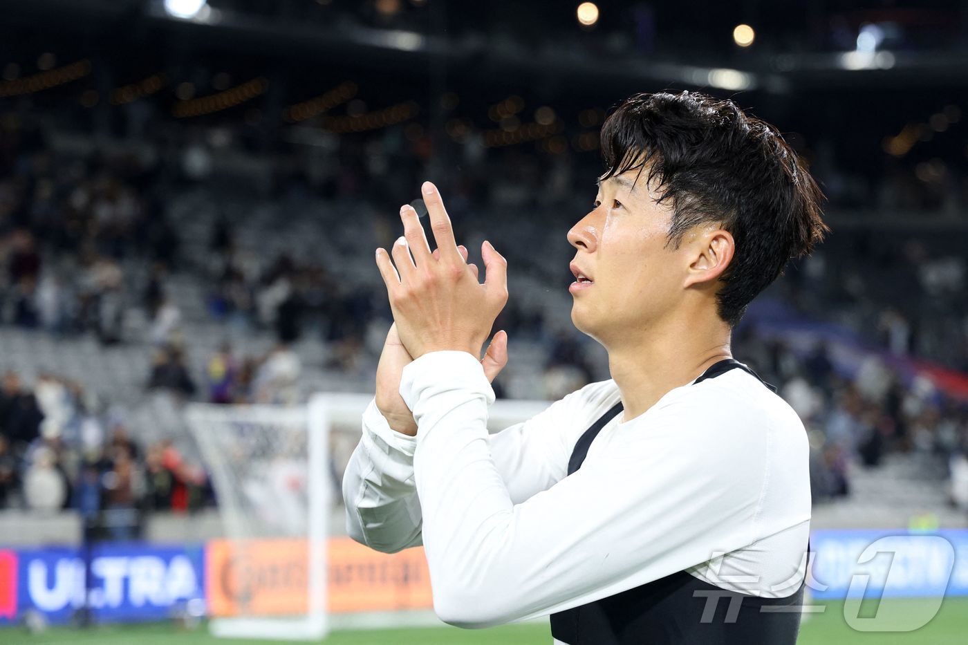 본문 이미지 - 팬들에게 박수를 보내는 LA FC의 손흥민 ⓒ AFP=뉴스1
