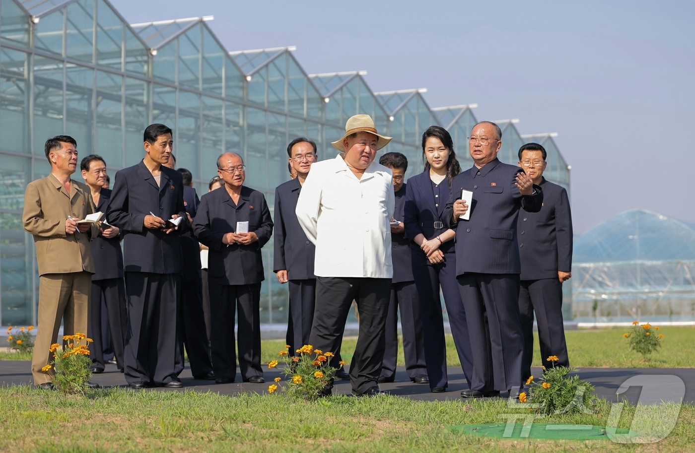 (평양 노동신문=뉴스1) = 북한 노동당 기관지 노동신문은 1일 "김정은 동지께서 5월 31일 신의주온실종합농장을 현지지도 했다"고 보도했다.[국내에서만 사용가능. 재배포 금지. …