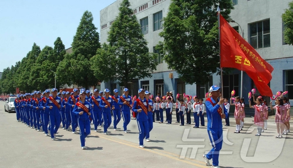 (평양 노동신문=뉴스1) = 북한 노동당 기관지 노동신문은 1일 "경애하는 아버지 김정은 원수님께 조선소년단창립 80돐(주년)을 맞으며 삼가 드리는 각 도소년단원들의 충성의 편지이 …