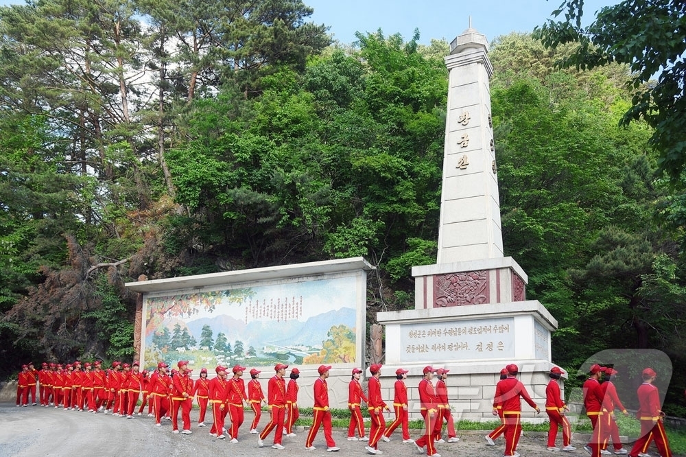 (평양 노동신문=뉴스1) = 북한 노동당 기관지 노동신문은 1일 "경애하는 아버지 김정은 원수님께 조선소년단창립 80돐(주년)을 맞으며 삼가 드리는 각 도소년단원들의 충성의 편지이 …