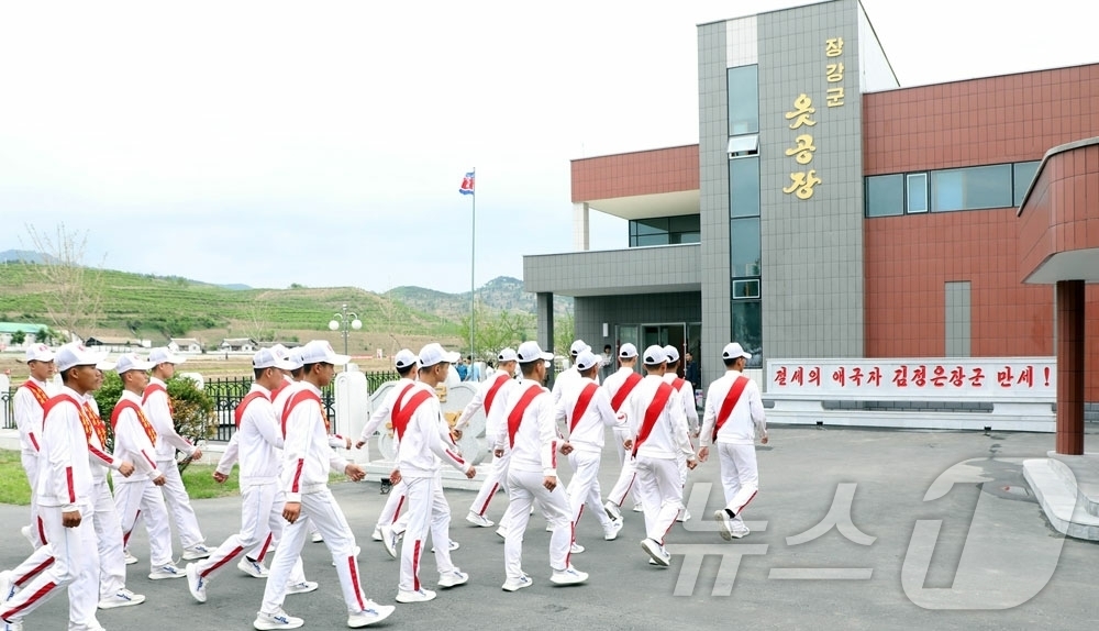 (평양 노동신문=뉴스1) = 북한 노동당 기관지 노동신문은 1일 "경애하는 아버지 김정은 원수님께 조선소년단창립 80돐(주년)을 맞으며 삼가 드리는 각 도소년단원들의 충성의 편지이 …