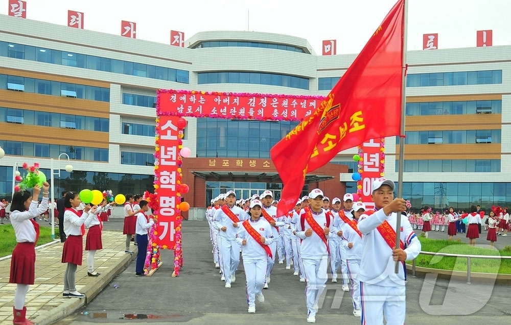 (평양 노동신문=뉴스1) = 북한 노동당 기관지 노동신문은 1일 "경애하는 아버지 김정은 원수님께 조선소년단창립 80돐(주년)을 맞으며 삼가 드리는 각 도소년단원들의 충성의 편지이 …